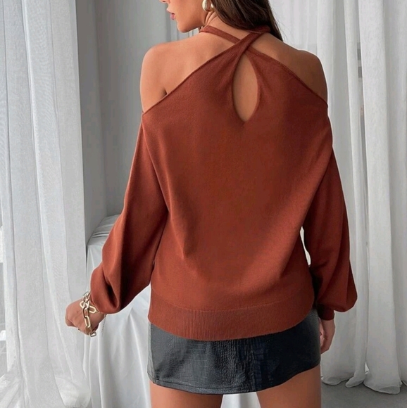 Cut Out Criss Cross Cold Shoulder Sweater - Picture 3 of 9
